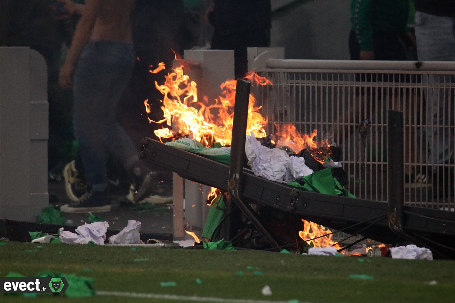 ASSE : Les Verts sanctionnés de trois points et quatre matchs ferme à huis  clos après les incidents contre l'AJ Auxerre